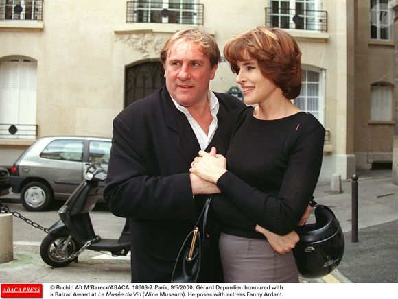 © Rachid A-t M'Bareck/ABACA. 18603-7. Paris, 9/5/2000. Gérard Depardieu honoré d'un Prix Balzac au Musée du Vin. Il pose avec l'actrice Fanny Ardant.