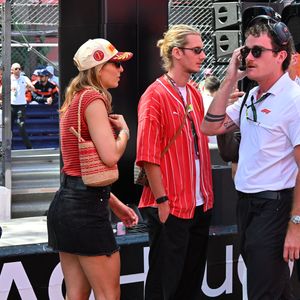 Parmi les photos du Grand Prix de Formule 1 et d'un match caritatif au stade Louis-II, un cliché a particulièrement retenu l'attention : on y voit une femme de dos, avec tout Monaco en arrière-plan. 

Célébrités dans les paddocks du Grand Prix de Formule 1 Louis Vuitton de Monaco 2026, à Monte-Carlo, Monaco, le 7 juin 2026.  © Bruno Bebert/Bestimage