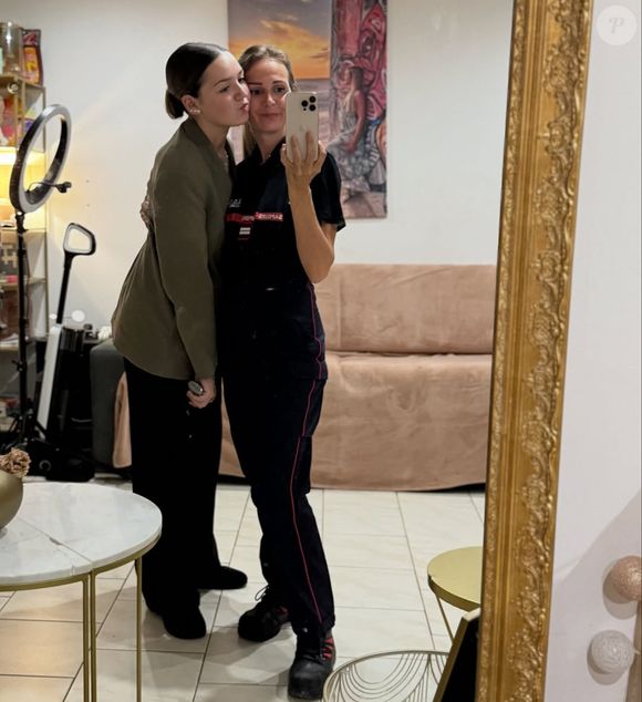 Ambre et sa fille posent devant un miroir

Capture d'écran du compte Instagram d'Ambre Pons @ambrefamily