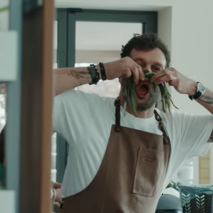 Mais c'est chez lui, dans sa maison en Alsace, qu'il aime être.

Claudio Capéo ouvre les portes de sa maison.