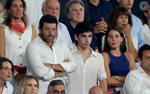 D'ailleurs, le fils cadet de Patrick Bruel, Léon, s'est lancé dans la musique et avait donné son premier concert le 13 décembre 2024 à Los Angeles. 

Patrick Bruel et son fils Léon, François Berléand, François Cluzet, Sophie Marceau - People dans les tribunes lord du match d'ouverture de la Coupe du Monde de Rugby France 2023 avant le match de la Poule A entre la France et la Nouvelle-Zélande au Stade de France à Saint-Denis le 8 septembre 2023.  © Dominique Jacovides/Bestimage