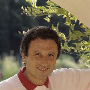 Il s'agissait alors d'une sublime villa, moderne et avec piscine, au sein de laquelle son célèbre fils aura passé de nombreuses vacances.

Archives - En France, dans sa maison de vacances en Provence, rendez-vous avec Michel DRUCKER. Septembre 1992
© Alain Canu via Bestimage