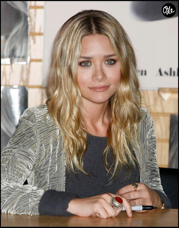 Ashley Olsen lors d'une séance de dédicaces organisée pour la sortie de leur livre Influence, dans une librairie de Westwood, à Los Angeles, le 12 novembre 2008. À travers cet ouvrage, les jumelles donnent la parole aux personnalités créatives qui ont marqué leur parcours dans la mode et le design. Alain Rolland / Maxima Prod / Bestimage