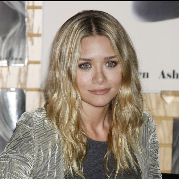 Ashley Olsen lors d'une séance de dédicaces organisée pour la sortie de leur livre Influence, dans une librairie de Westwood, à Los Angeles, le 12 novembre 2008. À travers cet ouvrage, les jumelles donnent la parole aux personnalités créatives qui ont marqué leur parcours dans la mode et le design. Alain Rolland / Maxima Prod / Bestimage