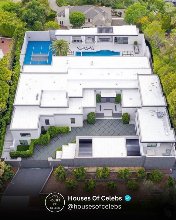 La maison de Kylie Jenner, achetée 36,5 millions de dollars, dans le quartier de Holmby Hills, Los Angeles. Photo partagée sur Instagram le 28 novembre 2025.