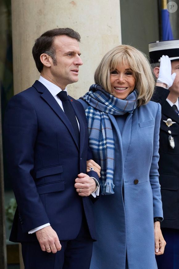 Le président français Emmanuel Macron et sa femme la Première Dame Brigitte Macron accueillent le vice-président américain et sa femme pour un déjeuner de travail, en marge du Sommet d'action sur l'intelligence artificielle (IA), au palais présidentiel de l'Elysée, à Paris, France, le 11 février 2025. © Cyril Moreau/Bestimage