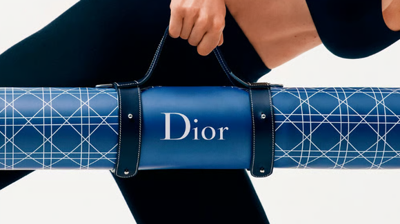 Tapis de Pilates, gourde et brique de yoga : Dior Maison lance une ligne sport de luxe, voici les prix affichés
