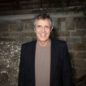 Julien Clerc en backstage de l'enregistrement de l'émission La Grande Fête de Carcassonne, diffusée le samedi 6 septembre à 21.10 sur France 2, dans la Cité Médiévale de Carcassonne, France, le 24 juin 2025. © Jack Tribeca/Bestimage
