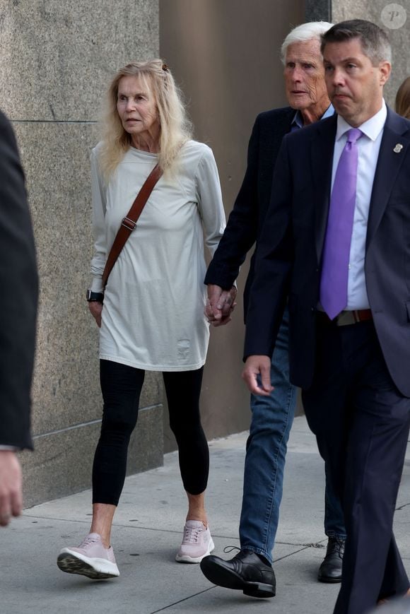Jasveen Sangha a présenté ses excuses et exprimé sa honte.

 La mère de Matthew Perry, Suzanne Morrison, et son beau-père, Keith, arrivent au tribunal fédéral de Los Angeles (8 avril) avant la condamnation de la "reine de la kétamine", Jasveen Sangha, qui a fourni la kétamine à l'origine de la noyade de Matthew, la star de Friends, en 2024.
Backgrid USA / Bestimage