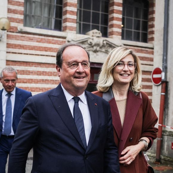 Leur histoire d’amour, commencée en 2012 et révélée en 2014 dans un scandale médiatique, a résisté aux épreuves.

François Hollande et son épouse, l'actrice française Julie Gayet, quittent un bureau de vote après avoir voté au premier tour des élections législatives à Tulle, dans le centre de la France, le 30 juin 2024. Photo par Thibaud Moritz/ABACAPRESS.COM