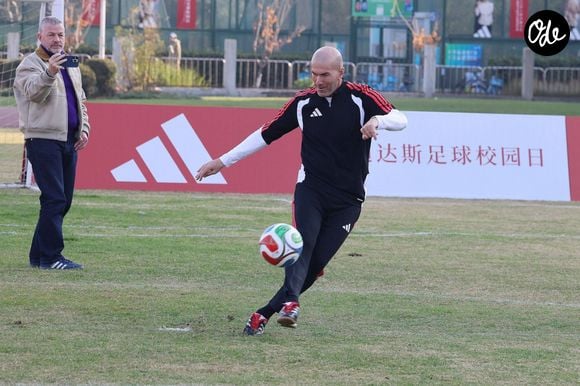 Zinedine Zidane et le footballeur Kuai Jiwen visitent l'université Jiao Tong de Shanghai lors de leur tournée en Chine - 30/11/2025 © Imago/PsnewZ/Bestimage