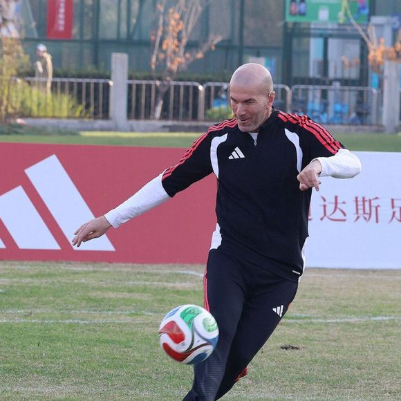 Zinedine Zidane et le footballeur Kuai Jiwen visitent l'université Jiao Tong de Shanghai lors de leur tournée en Chine - 30/11/2025 © Imago/PsnewZ/Bestimage