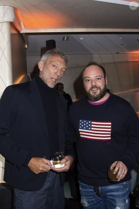Vincent Cassel et Alban Ivanov lors de la remise de la médaille d'Officier des Arts et des Lettres au rappeur O.Puccino  par l'acteur, réalisateur et producteur V.Cassel à l'hôtel du Collectionneur à Paris, France, le 2 mars 2020. © Jack Tribeca/Bestimage