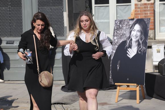 Adeline Quenon, la soeur aînée d'E.Dequenne, et Milla Savarese, la fille unique d'E.Dequenne - 300 personnes réunies pour rendre hommage à Emilie Dequenne dans sa ville de Chièvres (Belgique), le 9 avril 2025, quelques semaines après son décès prématuré, survenu le 16 mars 2025
©Photonews / Bestimage