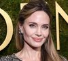 Ayant adopté son fils Maddox au Cambodge en 2002, Angelina Jolie a décidé d'acquérir une maison traditionnelle dans ce pays afin que son fils aîné puisse retourner sur la terre de ses origines.
Angelina Jolie, vêtue d'une robe McQueen, arrive à la 82e cérémonie annuelle des Golden Globe Awards au Beverly Hilton Hotel, à Beverly Hills, Los Angeles, Californie. © Press Service / BESTIMAGE