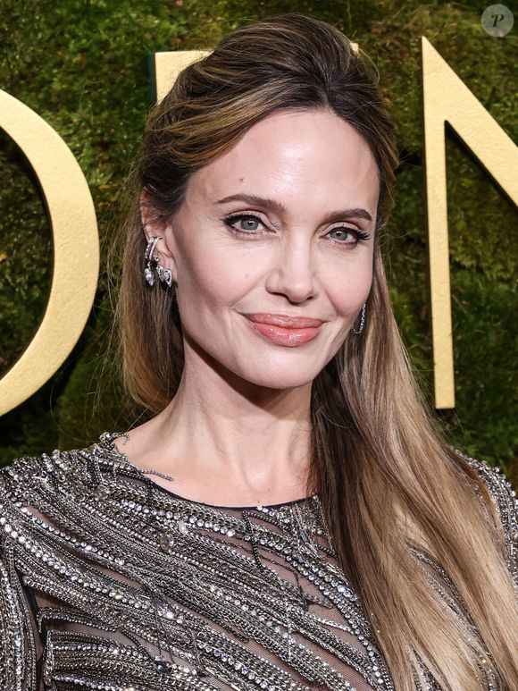 Ayant adopté son fils Maddox au Cambodge en 2002, Angelina Jolie a décidé d'acquérir une maison traditionnelle dans ce pays afin que son fils aîné puisse retourner sur la terre de ses origines. 

Angelina Jolie, vêtue d'une robe McQueen, arrive à la 82e cérémonie annuelle des Golden Globe Awards au Beverly Hilton Hotel, à Beverly Hills, Los Angeles, Californie. © Press Service / BESTIMAGE