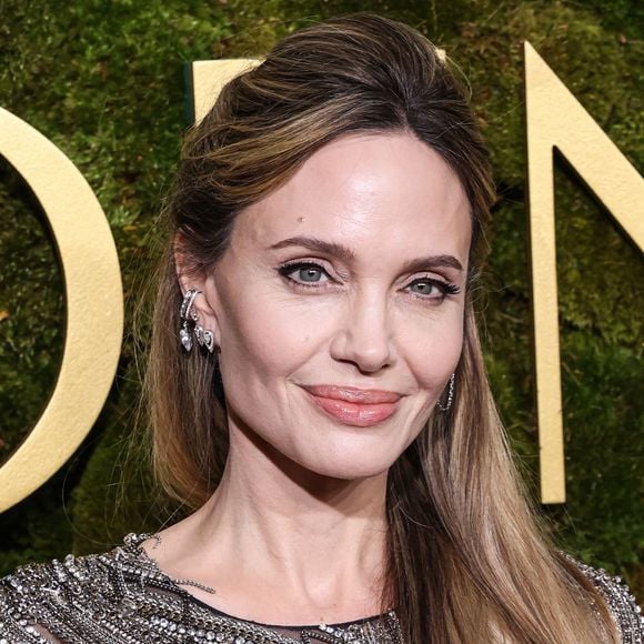 Ayant adopté son fils Maddox au Cambodge en 2002, Angelina Jolie a décidé d'acquérir une maison traditionnelle dans ce pays afin que son fils aîné puisse retourner sur la terre de ses origines. 

Angelina Jolie, vêtue d'une robe McQueen, arrive à la 82e cérémonie annuelle des Golden Globe Awards au Beverly Hilton Hotel, à Beverly Hills, Los Angeles, Californie. © Press Service / BESTIMAGE