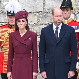 Si plus tôt dans la journée, la princesse de Galles a fait l'unanimité avec son somptueux manteau cranberry signé Emilia Wickstead le soir venu, elle a troqué ce look en optant pour une robe longue brodée en dentelle de Chantilly dorée, imaginée par la styliste Philippa Lepley. 


Catherine, princesse de Galles, et William, prince de Galles (Le prince William, prince de Galles, et Catherine (Kate) Middleton, princesse de Galles)  17 septembre 2025.