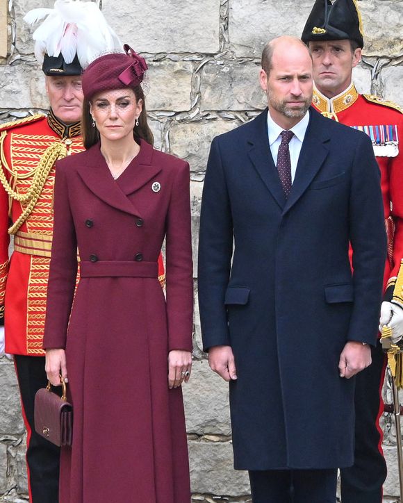 Si plus tôt dans la journée, la princesse de Galles a fait l'unanimité avec son somptueux manteau cranberry signé Emilia Wickstead le soir venu, elle a troqué ce look en optant pour une robe longue brodée en dentelle de Chantilly dorée, imaginée par la styliste Philippa Lepley. 


Catherine, princesse de Galles, et William, prince de Galles (Le prince William, prince de Galles, et Catherine (Kate) Middleton, princesse de Galles)  17 septembre 2025.