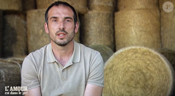 Dans le prochain épisode de "L'amour est dans le pré", il y a des rebondissements chez Julien.

Julien (L'amour est dans le pré) avec ses prétendantes Coralie et Louise.