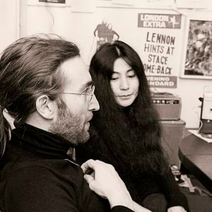 En effet, la femme de John Lennon avait souhaité acheter un poil de la moustache de Salvador Dali pour 5000 dollars

John Lennon et  Yoko Ono - Archives sur le groupe de rock Britannique "The Beatles" le 26 novembre 1969
