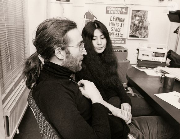 En effet, la femme de John Lennon avait souhaité acheter un poil de la moustache de Salvador Dali pour 5000 dollars

John Lennon et  Yoko Ono - Archives sur le groupe de rock Britannique "The Beatles" le 26 novembre 1969