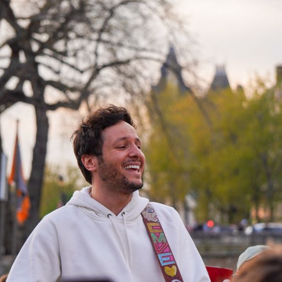Le chanteur Vianney a improvisé un concert sur le parvis de Notre-Dame de Paris le 8 avril 2025. © Jack Bussat / Bestimage