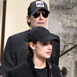 Anthony Delon et sa fille Liv - Arrivées aux obsèques de Jean-Yves Le Fur en l'église Saint-Roch à Paris, le 6 avril 2024. © Agence / Bestimage