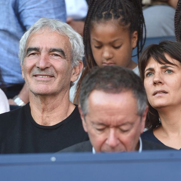 Raymond Domenech et sa femme Estelle Denis dans les tribunes lors du match de championnat de Ligue 1 Conforama opposant le Paris Saint-Germain au Racing Club de Strasbourg Alsace au Parc des princes à Paris, France, le 14 septembre 2019. Le PSG a gagné 1-0. © Giancarlo Gorassini/Bestimage