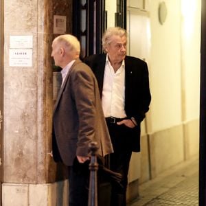 No credit - Bi - no web - Alain Delon - Sorties du restaurant - Alain Delon en famille pour fêter ses 80 ans au restaurant La Corte, rue du faubourg St-Honoré à Paris le 7 novembre 2015. L'acteur était entouré de son ex femme Nathalie Delon, de ses enfants Anthony Delon , accompagné de ses 3 filles Loup et Liv et Alsyon Le Borges, de sa fille Anouchka Delon et de son fils Alain-Fabien Delon.