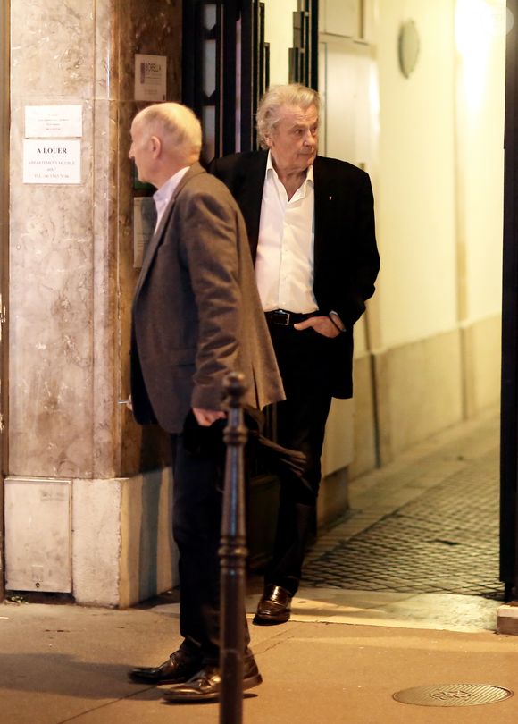 No credit - Bi - no web - Alain Delon - Sorties du restaurant - Alain Delon en famille pour fêter ses 80 ans au restaurant La Corte, rue du faubourg St-Honoré à Paris le 7 novembre 2015. L'acteur était entouré de son ex femme Nathalie Delon, de ses enfants Anthony Delon , accompagné de ses 3 filles Loup et Liv et Alsyon Le Borges, de sa fille Anouchka Delon et de son fils Alain-Fabien Delon.
