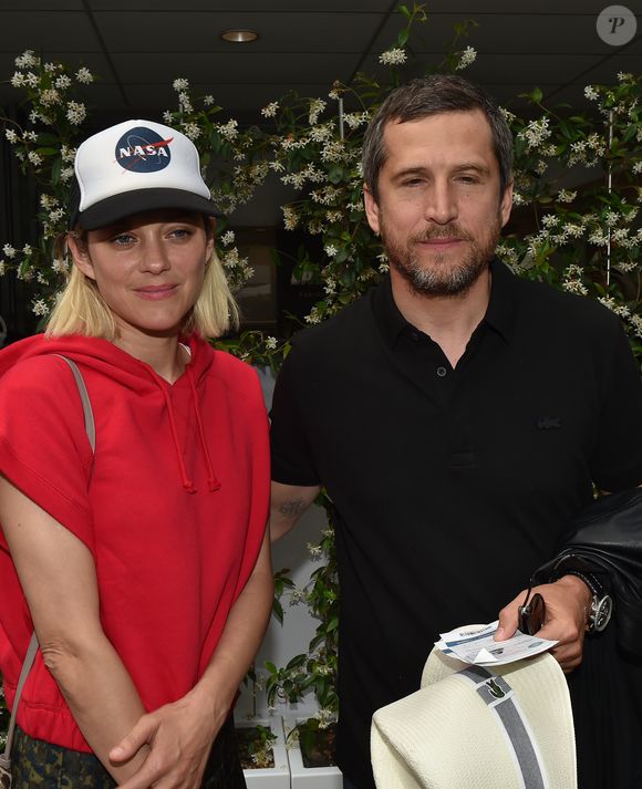 Guillaume Canet et Marion Cotillard au village lors des internationaux de France à Roland Garros le 10 juin 2018.
© Veeren / Bestimage