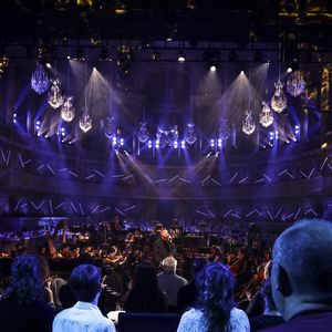 Exclusif - Matt Pokora (M. Pokora) lors de l'enregistrement de l'émission Le Grand Echiquier - Spécial Claude François présentée par C.Chazal et A.Manoukian et diffusée le 13 janvier sur France, à l'Opéra royal du château de Versailles, accompagné par l'Orchestre de l'Opéra Royal à Versailles, France, le 16 septembre 2025. Jack Tribeca/Bestimage