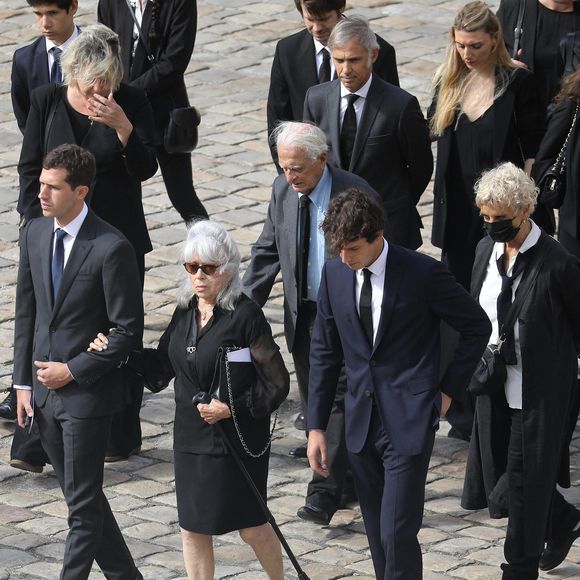 Elodie Constantin (première femme), Victor et Alessandro ( fils de Paul) avec sa compagne Meline,,  Alain Belmondo (frère), Muriel Belmondo (soeur), Luana, Paul lors de la cérémonie d’hommage national à Jean-Paul Belmondo à l’Hôtel des Invalides à Paris, France, le 9 septembre 2021. © Dominique Jacovides/Bestimage