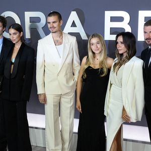 Cruz Beckham, Jackie Apostel, Romeo Beckham, Harper Beckham, Victoria Beckham et David Beckham à la première mondiale de Victoria Beckham, au Curzon Mayfair. Crédit : Doug Peters/EMPICS