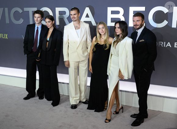 Cruz Beckham, Jackie Apostel, Romeo Beckham, Harper Beckham, Victoria Beckham et David Beckham à la première mondiale de Victoria Beckham, au Curzon Mayfair. Crédit : Doug Peters/EMPICS