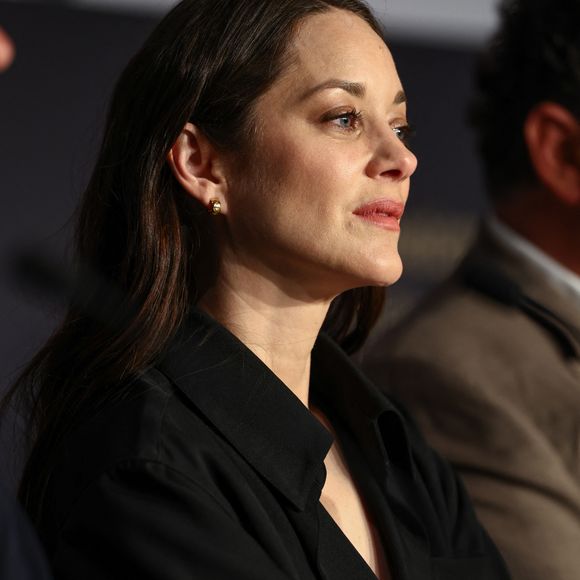 Marion Cotillard lors de la conférence de presse pour le film Karma lors du 79ème Festival International du Film de Cannes le 16 mai 2026.

© Valentina Claret / Pool / Bestimage