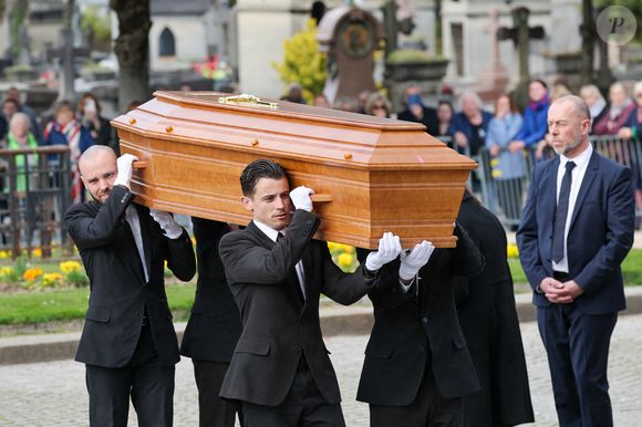 Cercueil de la défunte aux arrivées des obsèques d'Emilie Dequenne au cimetière Père Lachaise à Paris, France, le 26 mars 2025. © Cyril Moreau/Bestimage