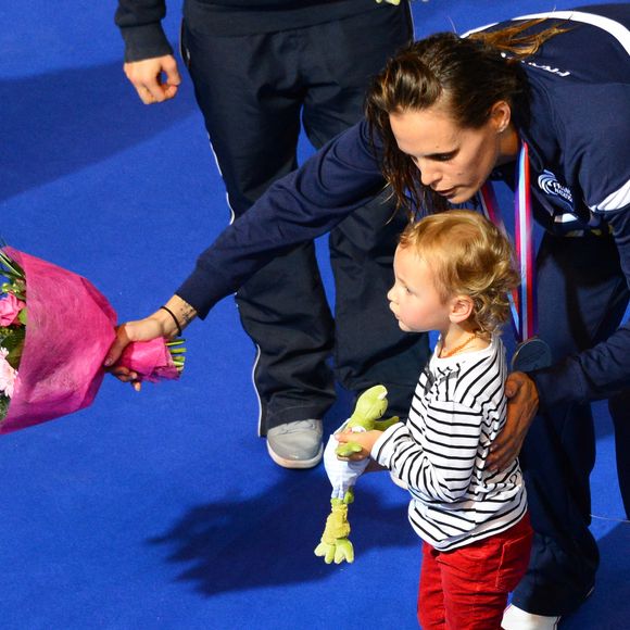 Laure Manaudou et sa fille Manon lors des Championnats d'Europe de natation courte distance à Chartres, France, le 24 novembre 2012. Photo de Christian Liewig/ABACAPRESS.COM