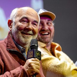 Gérard Jugnot et Edouard Pluvieux assistent à la projection du film "Y'a pas de réseau" lors de la journée jeunesse du 28ème festival de comédie à l’Alpe d’Huez le le 15 janvier 2025.