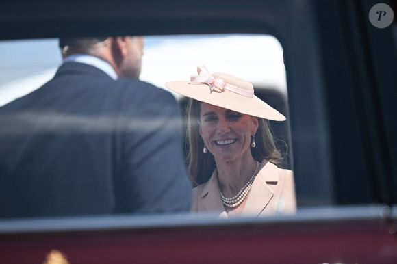 Le prince William, prince de Galles, et Catherine (Kate) Middleton, princesse de Galles, accueillent le couple présidentiel français le président Emmanuel Macron et sa femme la Première Dame Brigitte Macron à l'aéroport Station RAF de Northolt, à Ruislip, Royaume Uni, le 8 juillet 2025. À l'invitation de Leurs Majestés le roi et la reined'Angleterre, le président français et Madame la Première effectueront une visite d'État au Royaume-Uni du 8 au 10 juillet 2025. © Jeanne Accorsini/Pool/Bestimage