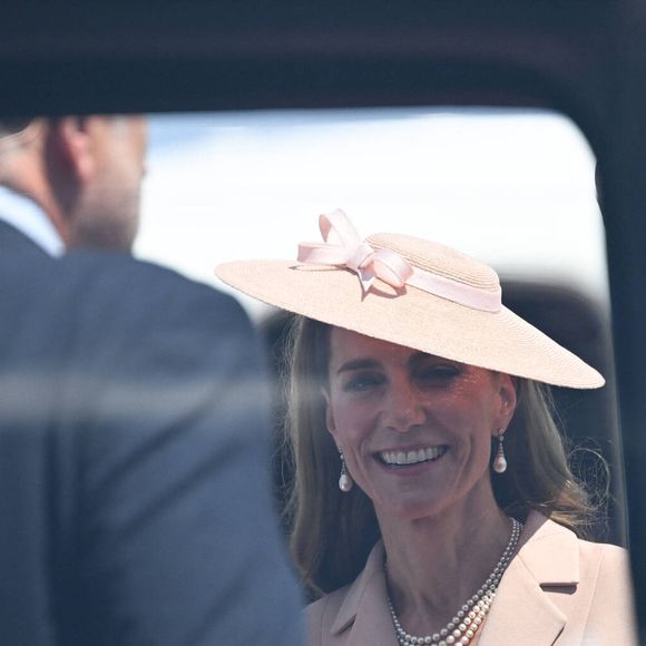 Le prince William, prince de Galles, et Catherine (Kate) Middleton, princesse de Galles, accueillent le couple présidentiel français le président Emmanuel Macron et sa femme la Première Dame Brigitte Macron à l'aéroport Station RAF de Northolt, à Ruislip, Royaume Uni, le 8 juillet 2025. À l'invitation de Leurs Majestés le roi et la reined'Angleterre, le président français et Madame la Première effectueront une visite d'État au Royaume-Uni du 8 au 10 juillet 2025. © Jeanne Accorsini/Pool/Bestimage