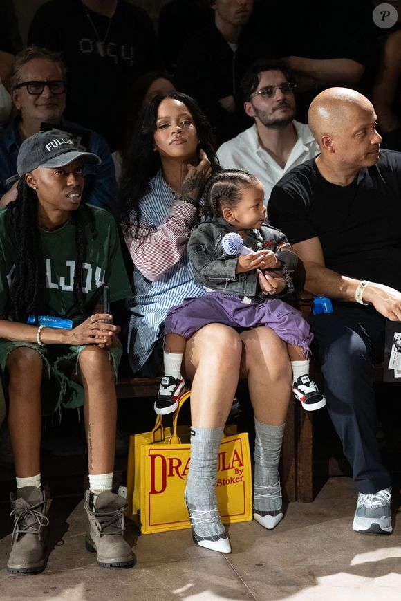 Rihanna en Front Row du défilé AWGE "Collection Homme Prêt-à-Porter Printemps/Eté 2026" lors de la Fashion Week de Paris (PFW) Backgrid UK/ Bestimage
