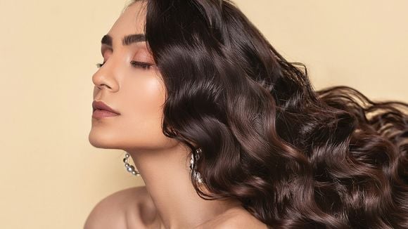 Bons gestes et produits miracles : Le guide pour des cheveux en pleine santé tout l'été