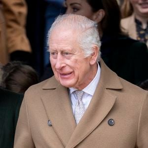 le monarque d'Angleterre doit prendre la parole afin de s'adresser à ses sujets lors des fêtes de fin d'année. 

Le roi Charles III d'Angleterre - La famille royale britannique se rend à la messe de Noël à Sandringham