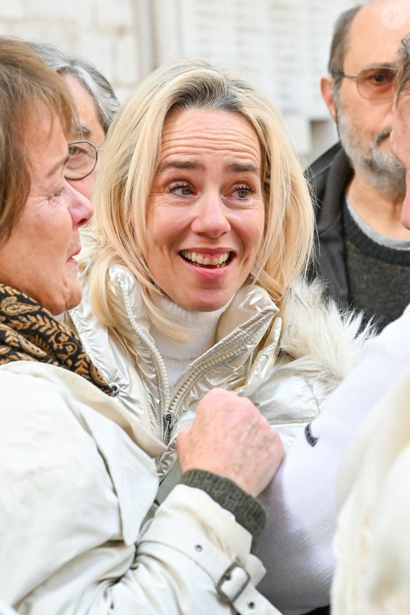 Céline Olive (fille de E.Leclercq) et Fabienne Égal à la sortie des obsèques d'Evelyne Leclercq en la cathédrale Sainte-Réparate de Nice, France, le 13 janvier 2026. Une tenue blanche ou claire est souhaitée pour la cérémonie. © Bruno Bebert/Bestimage