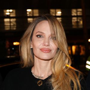 Paris, FRANCE Angelina Jolie est éblouissante dans un tailleur noir, portant un mini-sac Givenchy lors de la première de 'Couture' à Paris


Photo : Backgrid USA / Bestimage