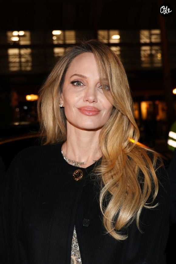Paris, FRANCE Angelina Jolie est éblouissante dans un tailleur noir, portant un mini-sac Givenchy lors de la première de 'Couture' à Paris


Photo : Backgrid USA / Bestimage
