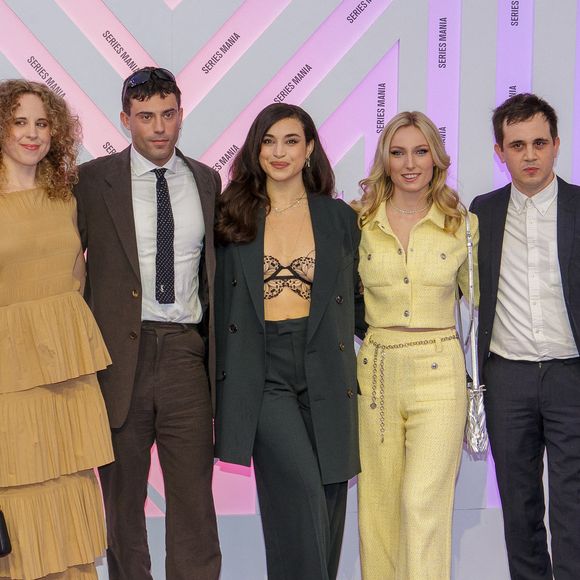 Au final, c'est la série espagnole baptisé Querer qui a décroché le Grand Prix du festival Series Mania de Lille

Lisa Ambjorn, Aaron Altaras, Camélia Jordana, Enora Hope et Julien Gaspar Oliveri au photocall de la cérémonie de clôture du festival Series Mania à Lille le 28 mars 2025.

© Stéphane Vansteenkiste / Bestimage