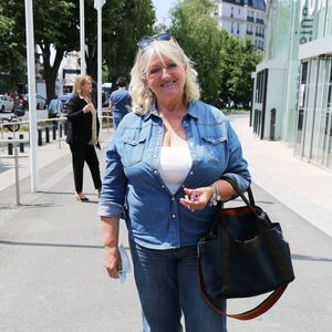 Charlotte de Turckheim quitte les studios de Radio France à Paris, France, le 7 juin 2021. © Panoramic/Bestimage